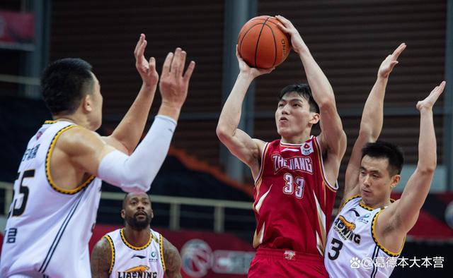 新疆队完胜深圳队,赵继伟关键制胜 新疆队完胜深圳队,赵继伟关键制胜